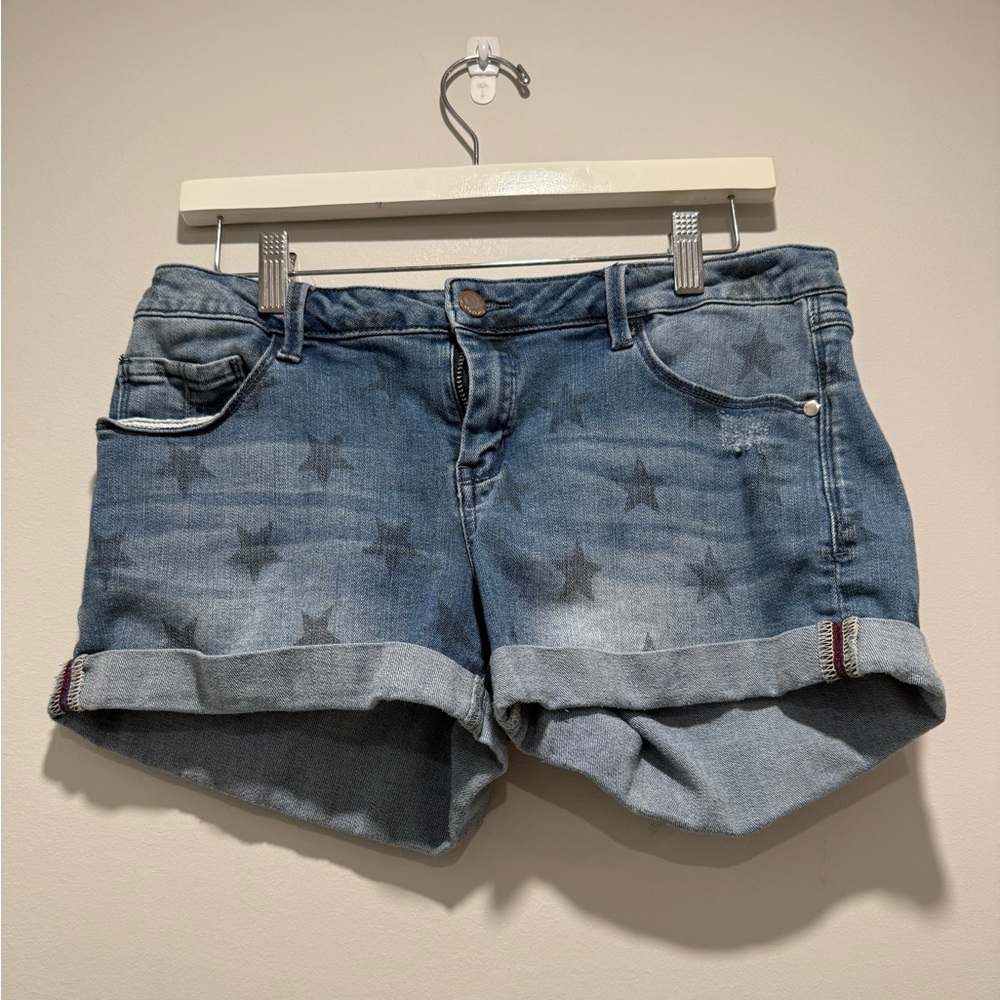 bebe Washed Blue Star Print Denim Shorts